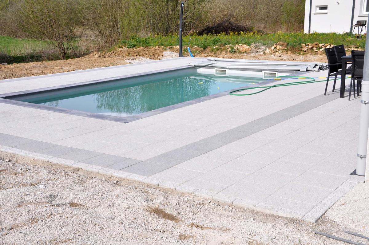 Comment bien choisir le dallage d’une plage de piscine ? Saint-Louis