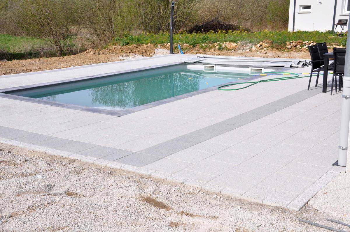 Comment bien choisir le dallage d’une plage de piscine ? Saint-Louis