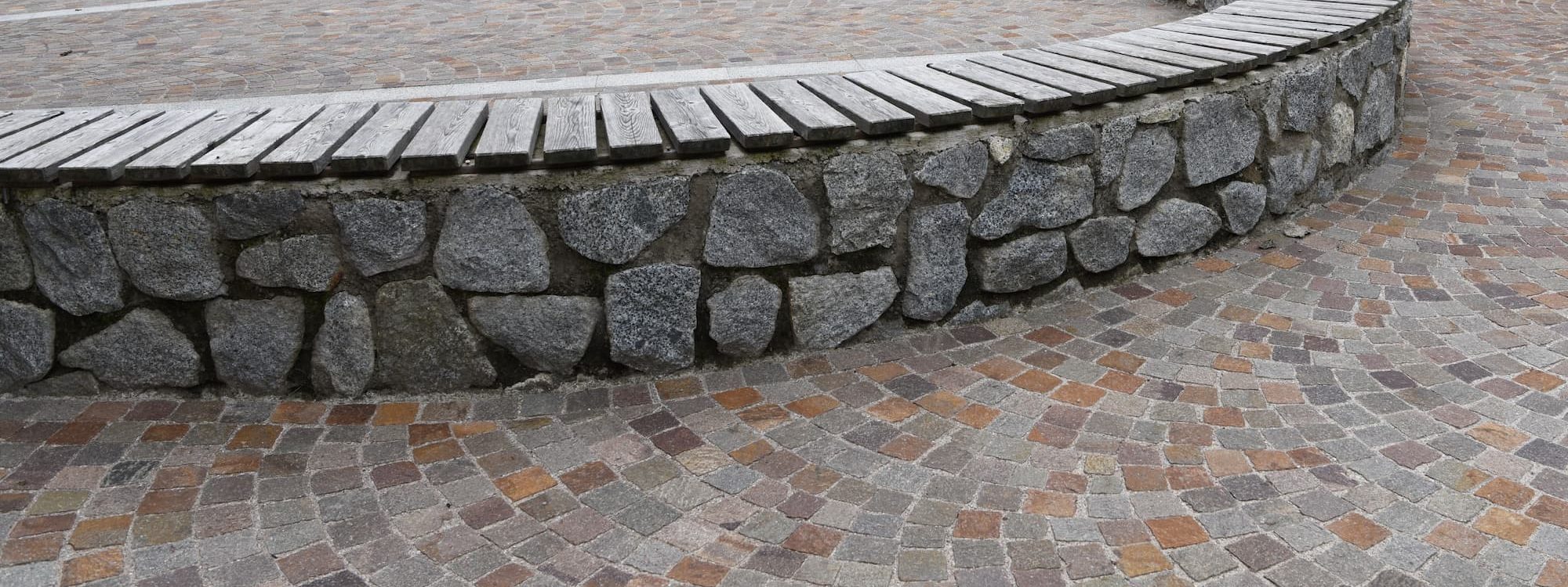 Pourquoi choisir une pose de pav&eacute;s en arceaux pour structurer visuellement une grande all&eacute;e ? Illzach