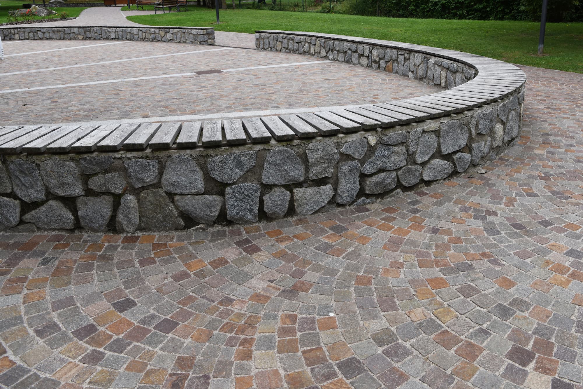 Pourquoi choisir une pose de pav&eacute;s en arceaux pour structurer visuellement une grande all&eacute;e ? Illzach